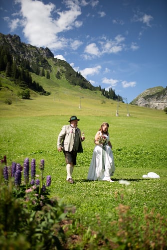 Hochzeit im Arlberg Stuben mit Blick auf den Flexenpass Brautpaar