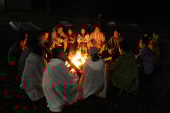 焚き火を囲んで語り合うシェアリング。自然を舞台にした対話で相互理解を深め、チームビルディングとウェルビーイングを育む研修。