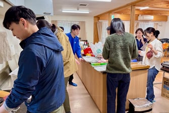 旬の食材を仲間と調理し協働する時間｜よる森（群馬県上野村）