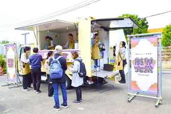 「もったいない鍋」を提供するキッチンカー