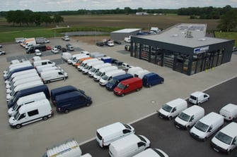 Autohaus mit Transporter und Nutzfahrzeuge