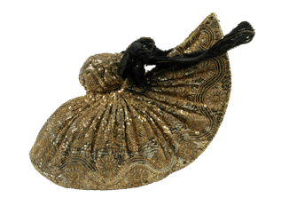 Goldhaube, klassische Linzer Form, ca. 1835, reich bestickt mit kleinem Knauf und Masche aus besticktem, schwarzem Florband. (Inv. Nr. F 05081. Land OÖ. Sammlung Volkskunde und Alltagskultur)