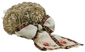 Bodenhaube mit reicher Goldstickerei und Glassteinen um 1770. Bestickte Seidenmasche. Weiße Spitzenblende.  (Inv. Nr. F 14965) Land Oberösterreich. Sammlung Volkskunde und Alltagskultur)