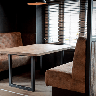 Table réalisée par Woodleather pour La Maison Pal'Ange à Septon