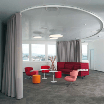 Meetingraum im Durchmesser von 8m von Creation Baumann mit Akustikstoff