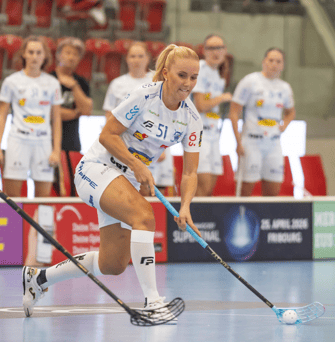 Sereina Zwissler Unihockey Spielerin der KD Jets und Nationalteam Schweiz. EGO SPORTS WEAR Player/in ausgerüstet mit Hallenschuhen/Runningschuhe der Marke JOMA und Li-Ning