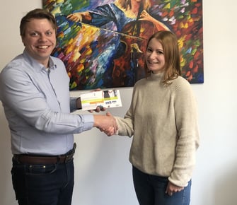 Eine der vielen Gewinnerinnen und Gewinner in diesem Jahr: City-Manager Christian Eisner bei der Übergabe ihres Preises, eine Übernachtung im Park Inn By Radisson in Köln, an Sabrina Weiss aus Neumarkt