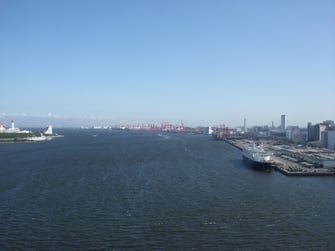 手前が品川埠頭。奥が大井埠頭。画像では確認しにくいが、大井埠頭の先には羽田空港があり、飛行機が離着陸するさまが見える。