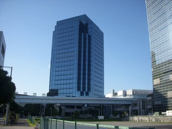 右手がテレコムセンター。左側は大江戸温泉。スポーツ専門チャンネルJSPORTSが入居する正面ビルの20Fが東京みなと館。