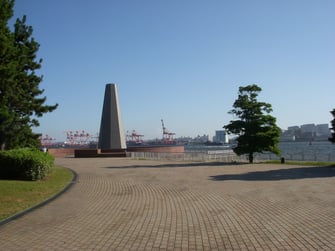 お台場海浜公園から海上バスのりばを抜け、しばらく入ると眼前にガントリークレーンが見えてくる。