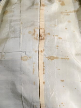 長期保管後、久しぶりにタンスから出してみたら見つかった正絹着物の裏地(胴裏)のえげつないポツポツ変色の画像。これは時間と空気による劣化で止められないトラブルのひとつです。