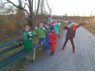 Kindergruppe Rosenheim-Oberwöhr beim Ramadama im Frühling 2020 (Foto: C. Cebulla)