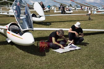 Fliugvorbereitung beim Klippeneck-Segelflug-Wettbewerb