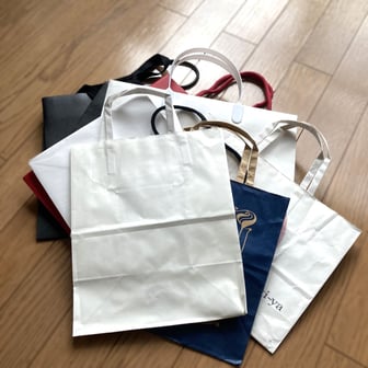 「いつか使うかも」と取っておいた紙袋。気づけば大量にたまっていました