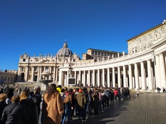 Очередь на площади святого Петра в Ватикане