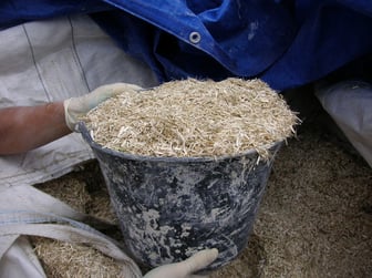 Chanvre mélangé à de la chaux pour la réalisation d'enduits muraux et dalles au sol pour une isolation optimale