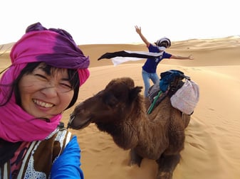 サハラ砂漠で、子供みたいに思い気入り はしゃいでみたい!