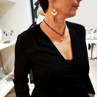 Comment sont portées les boucles d'oreilles Aux-Dames-de-Jadis