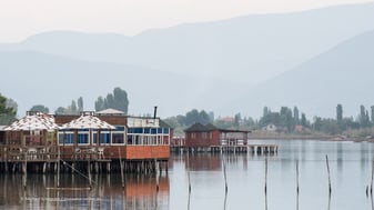 Stelzenhäuser auf dem Damm der Lagune von Patok