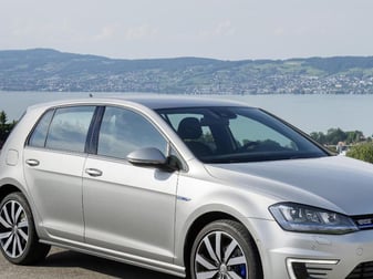 Marathonläufer: Mit seiner rein elektrischen Reichweite von 50 Kilometern legt der Plug-in-Hybrid VW Golf GTE etwas mehr als eine offizielle Marathondistanz von 42,195 Kilomtern zurück. Foto: Volkswagen AG