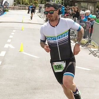 Patrick Gangl siegt beim Geländelauf auf der Kurzdistanz überlegen