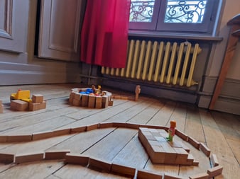 Jouer avec des cubes et capla dans les chambres d'hôtes