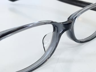 ツヤが復活して光が通り、フレームの色も明るく変化