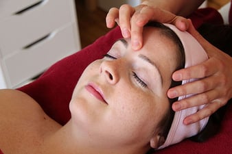 Augenbrauen zupfen und färben, Augenbrauen zupfen mit Wachs, bei maximum care cosmetics in Zürich Seebach