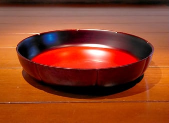 朱暈白檀塗輪華盤　入月昇