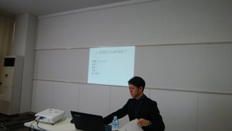 板橋区東武東上線上板橋駅近くにあるリンパマッサージ専門サロンファリンソの男性セラピスト安達の講演の様子