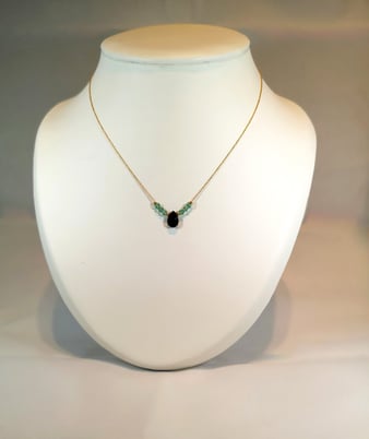 Délicat collier avec perles chrysolite et agate noire
