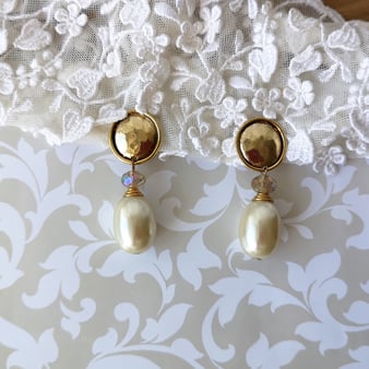 Clips d'oreille dorés avec pendant goutte perle