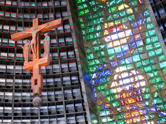 das freihängende Kreuz über dem Altar