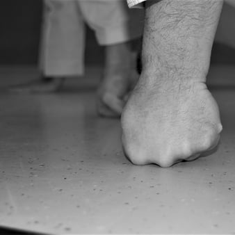 Für Fortgeschrittene: Faustliegestütz