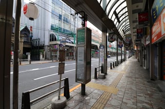 クリニックから北千住駅を見た様子の写真です。駅を出て西口駅前バス通り沿いのアーケード（きたろーど1010 ）をまっすぐ北千住駅から3分。ドン・キホーテさんのビルを過ぎて、大橋歯科さんを右手にみて「千住二丁目」のバス停の先です。イトーヨーカドーの対面です。足立区在住の方は北千住駅行きのバスでも便利に通院いただけます。写真のバス停を目指してください。