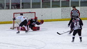 アイスバックス#91斉藤毅選手がフリーで抜け出してゴールを狙う