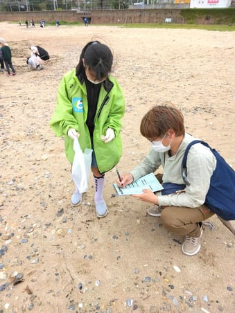 須磨海岸クリーンアップにて（天野さんと娘さん）