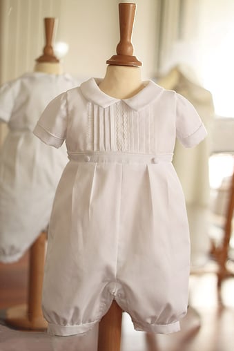 Barboteuse baptême garçon été en piqué de coton blanc et dentelle de coton. Modèle tenue de baptême garçon Augustin par Fil de Legende. Magasin vêtements baptême Paris, Neuilly-sur-Seine. Expédition en France et à l'international. 