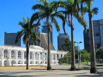 der zweistöckige Viadukt vor der Rio-Skyline