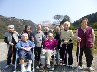 桜をバックに記念撮影