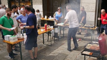 Zum Jahresabschluss Grillfest vor der Kirche im Juni 2017.