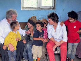 Nach der Wende 1989 sind viele Roma Familien aus Siebenbürgen in Rumänien ausgewandert. Viele von ihnen wohnen noch immer in Slums. Pater Georg Sporschill vom Projekt Elijah hilft diesen Familien.