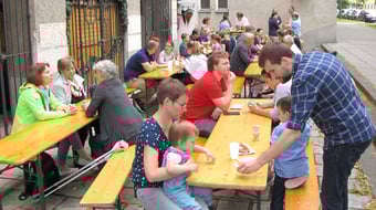 Nach der Dank­mes­se wa­ren auf dem Platz vor der Kir­che Tische auf­ge­stellt und es gab Würs­tel, kal­te Ge­trän­ke, Mehl­spei­sen und Kaf­fee.