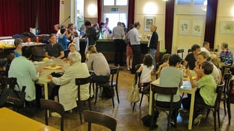 Ei­ni­ge Be­su­cher nah­men aber, trotz an­ge­neh­men Tem­pe­ra­tu­ren, lie­ber im Pfarr­saal Platz.