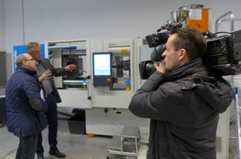 Peter Putsch (2.v.l.) erläutert dem Filmteam die Funktionsweise der DCIM-Technologie. © Exipnos 2016