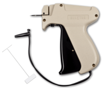 Der Textilfaden wird mit Hilfe der Textilpistole durch die Ware geschossen