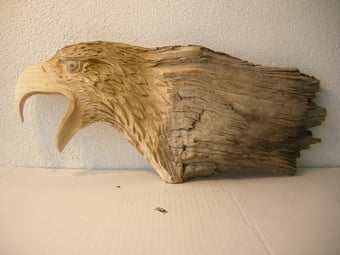 Adlerkopf Holzschnitzerei