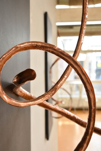 Die Objekte von Iela Scherrer haben eine starke Präsenz. Mit ihren kraftvollen konkaven und konvexen Rundungen, welche sich gegenseitig auflösen. Trotzdem wirken sie filigran durch ihre verspielte Linienführung, die fliessend ineinander übergehen. 