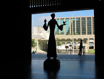 Sebastiao mit einer Friedenstaube beherrscht den Eingang