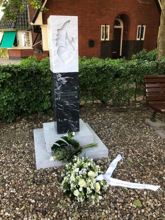 Monument ter herinnering aan de busramp in Osnabrück 1955. in opdracht gemaakt voor de Gemeente Twenterand - Frieda Waanders 2022 Nederland 